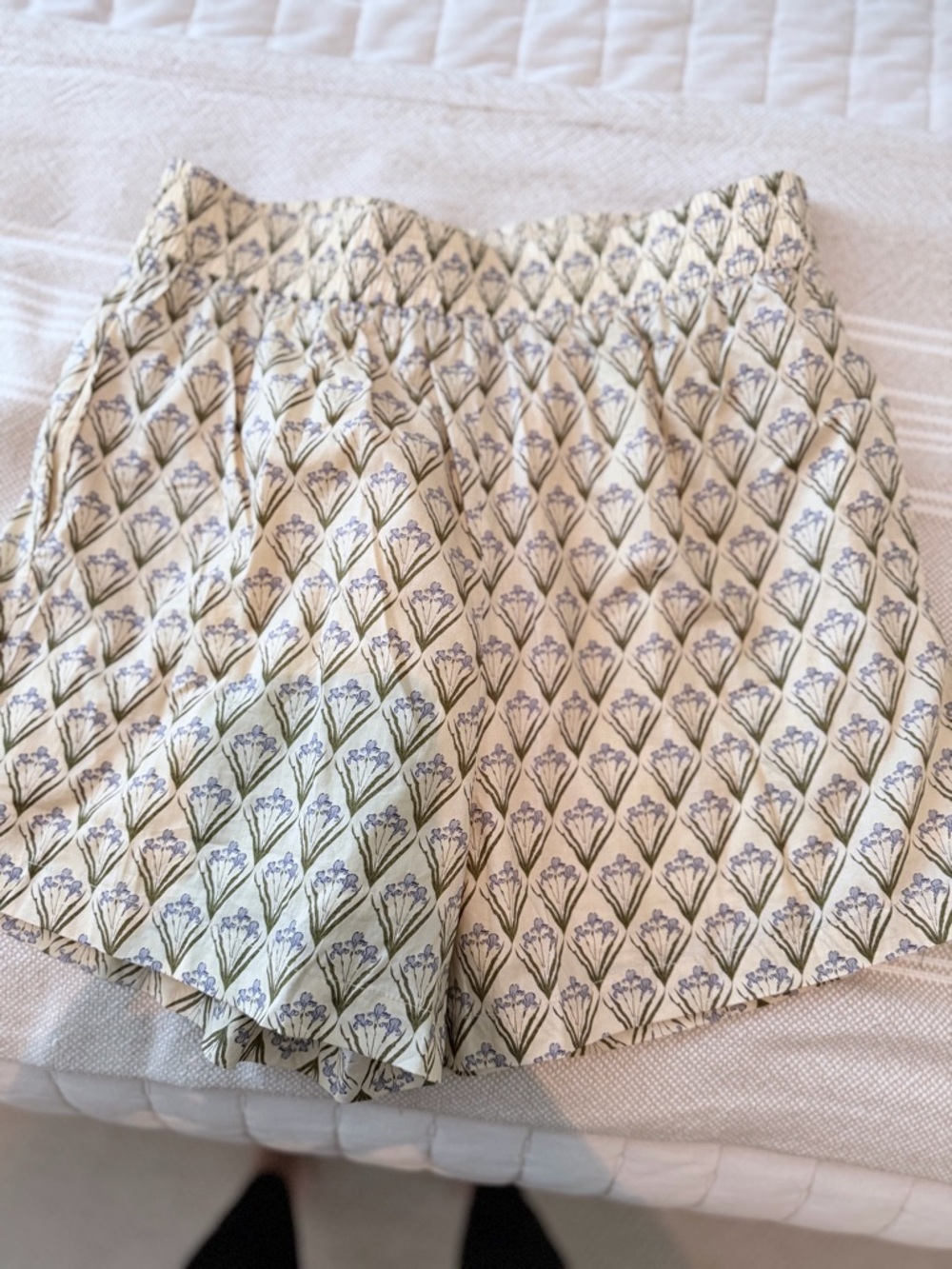 TUCKERNUCK High-Waist Cream Floral Print Elastic Shorts